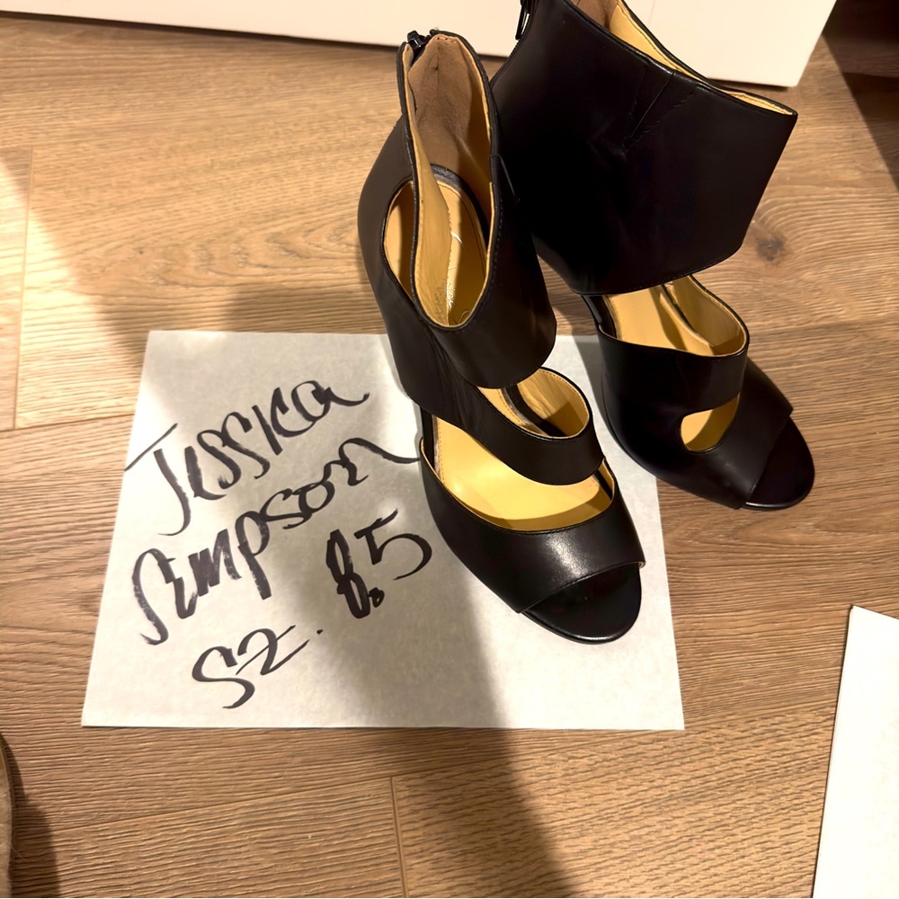 Jessica Simpson Sz 8.5 Black heels gently used